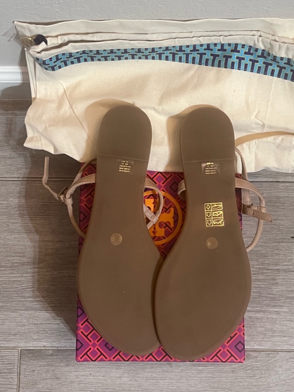 Tory Burch Light Makeup Leather T-Strap Logo Sandal - Picture 3 of 3